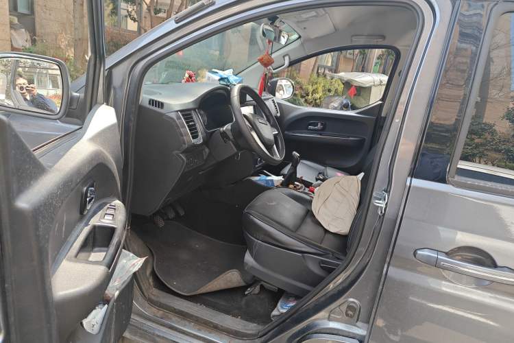 Used Jinbei Gold Hiace 2023 1.5L Passenger Van Travel Lion 5/6/7-Seater with Central Air Conditioning Driver Seat