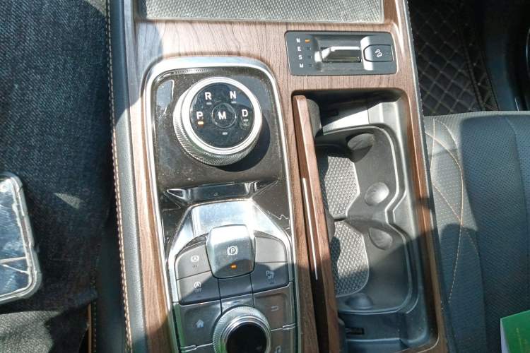 Used Ford Equator 2021 EcoBoost 225 Premier 6-Seater Gear Lever