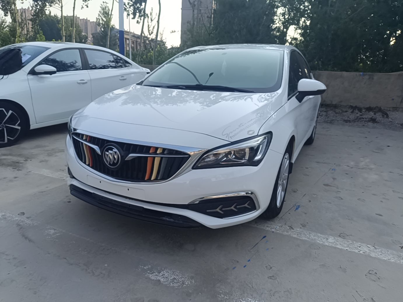 Под передней частью автомобиля
