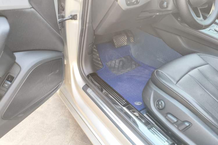 Used Audi A4L 2019 40 TFSI Fashion Edition China VI Emission Standard Driver Seat