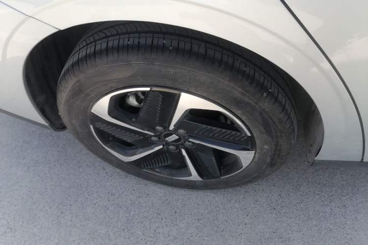 Used Geely Galaxy L6 2025 EM-i 140km Starship Edition Right Rear Wheel Hub