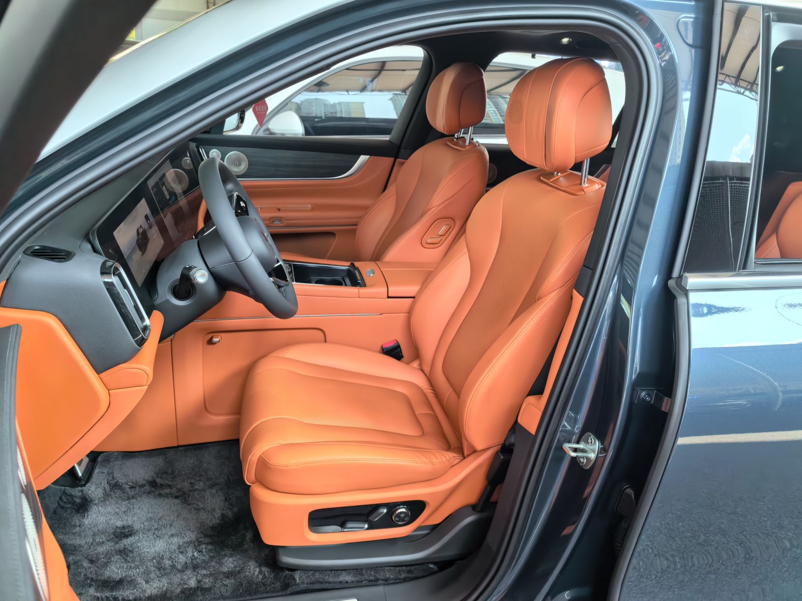 المقاعد الأمامية داخل السيارة