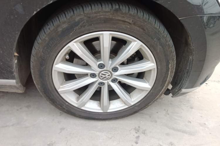 Used Volkswagen Magotan 2019 330TSI DSG Leading Edition China V Standard Right Front Wheel Hub