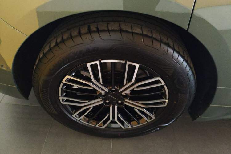 Used Zeekr 001 2024 WE Edition 100 kWh Rear-Drive Right Rear Wheel Hub