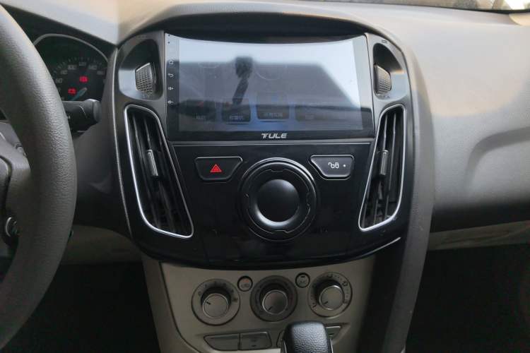 Used Ford Focus 2012 Sedan 1.6L Automatic Comfort Model Audio And AC Panel