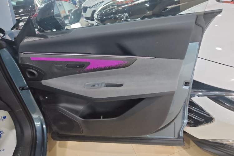 Used Lynk & Co 08 EM-P 2025 220 km All-Wheel-Drive Performance Halo