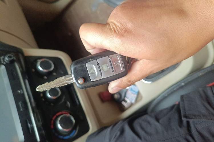 Used Dongfeng Fengon 360 2015 1.5L Manual Comfort 7-Seater China IV Standard Vehicle Key