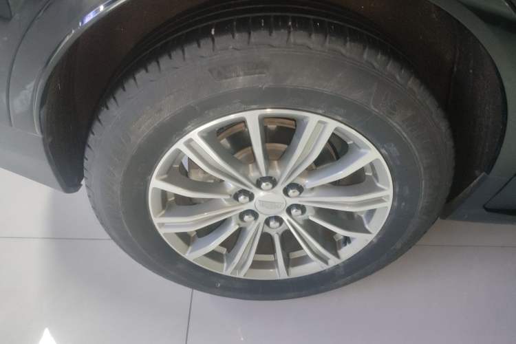 Used Cadillac XT5 2018 25T Luxury Model Exterior 2