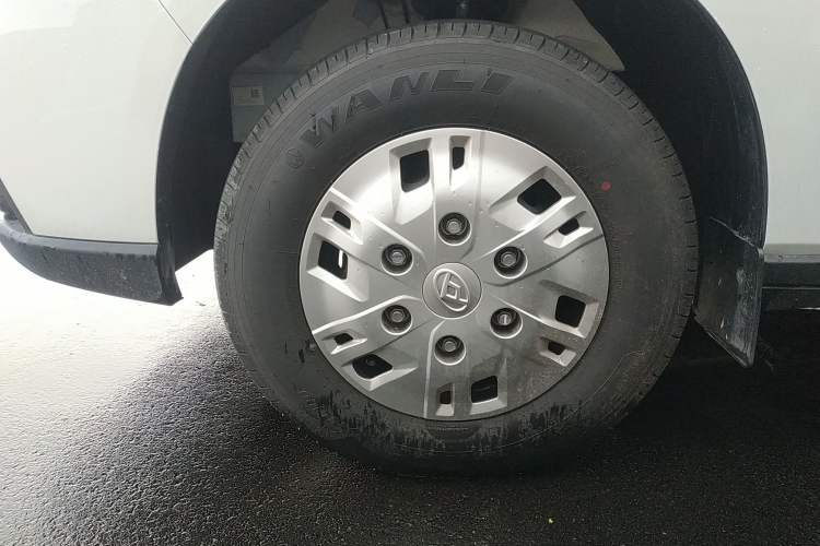 Used SAIC MAXUS Xintu V70 2023 2.0T Elite Edition Automatic Short Wheelbase Low Roof – 5/6 Seats