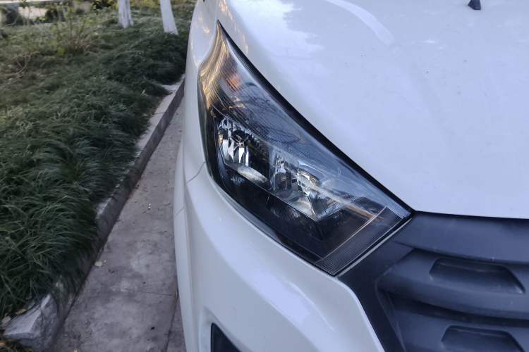 Used Jinbei Gold Hiace 2023 1.5L Passenger Vehicle Engineering Lion 5/6/7 Seater
