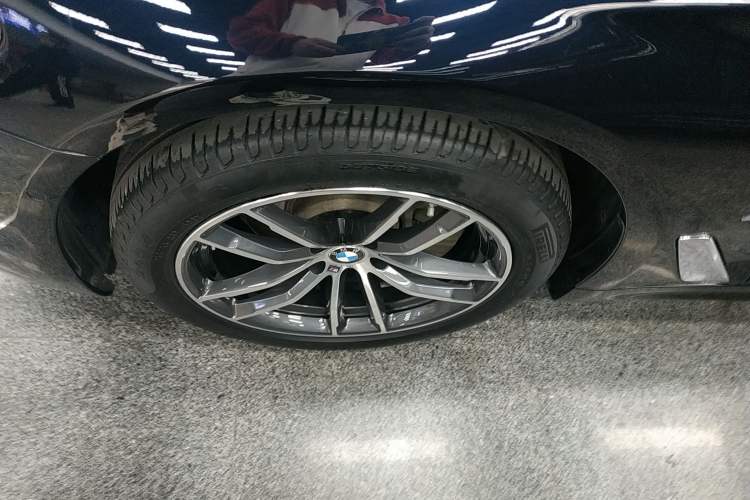 Used BMW 5 Series 2022 525Li M Sport Package Left Front Wheel Hub