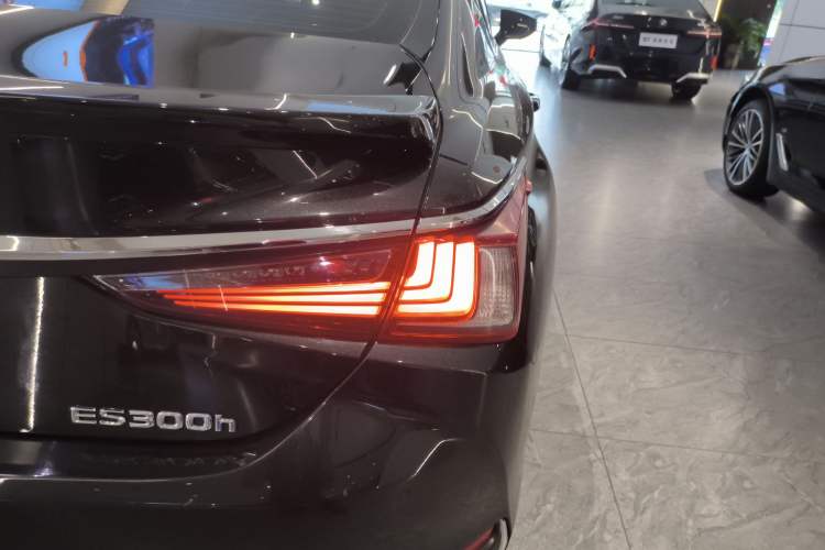 Used Lexus ES 2021 300h Deluxe Edition