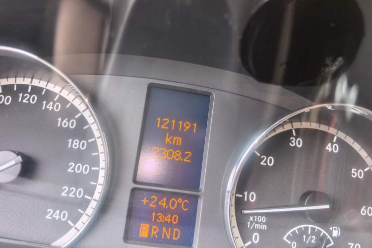 Used Mercedes-Benz Viano 2010 2.5L Luxury Edition Odometer Close Up