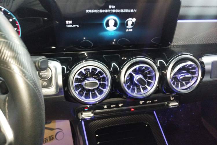 Used Mercedes-Benz GLB 2023 Refreshed GLB 200 Dynamic Edition Audio And AC Panel