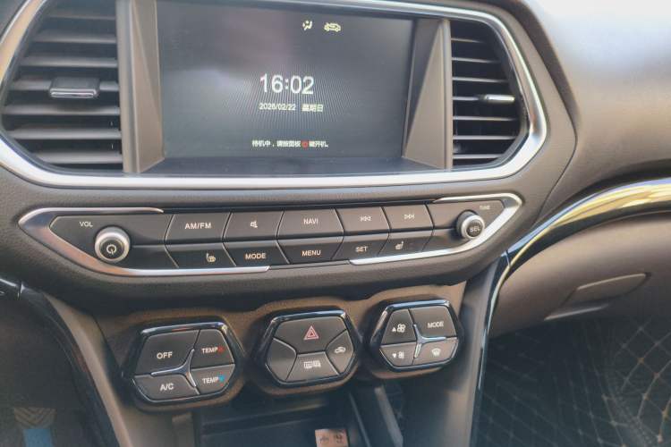 Used GAC Trumpchi GS4 2017 235T Manual Two-Wheel Drive Luxury Edition Audio And AC Panel