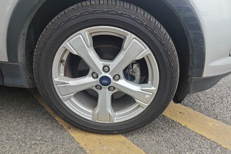 Used Ford Kuga 2017 EcoBoost 180 Two-Wheel-Drive Platinum Edition Right Front Wheel Hub