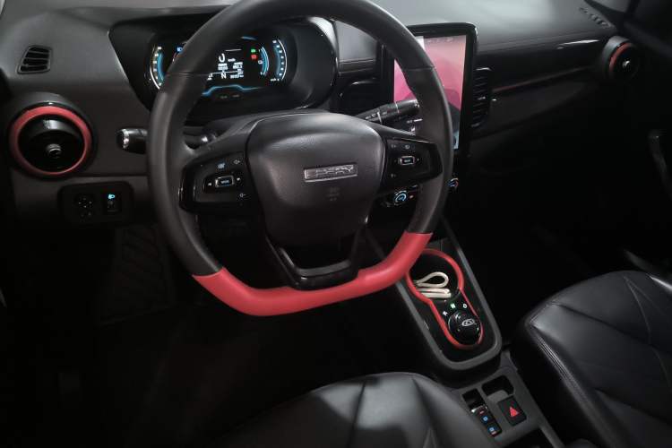 Used Chery QQ Little Ant 2022 Revised Version Sweet Pink Edition Half-Sugar Version Lithium Iron Phosphate 30.7 kWh 30 kW 301 km Center Console