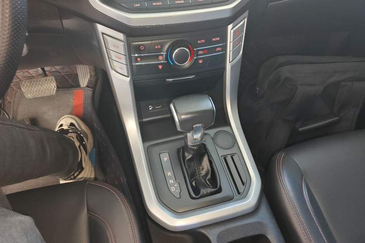 Used SAIC MAXUS T60 2017 2.0T Gasoline Automatic Two-Wheel Drive High-Ride Elite Standard Cabin
