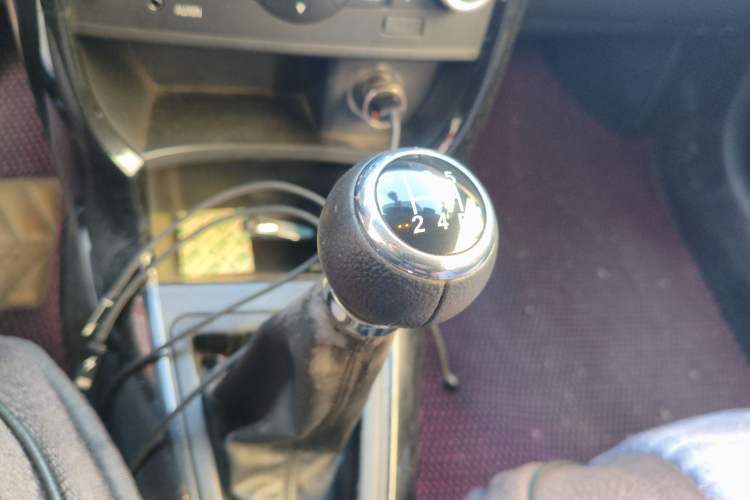 Used Brilliance H230 2012 1.5L Manual Elite Edition Gear Lever