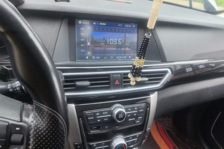 Used Zotye Domy X5 2017 Upgraded Model 1.5T Manual Luxury Edition Audio And AC Panel