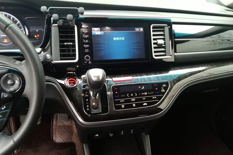 Used Honda Elysion 2019 2.0L Hybrid Supreme Edition Audio And AC Panel