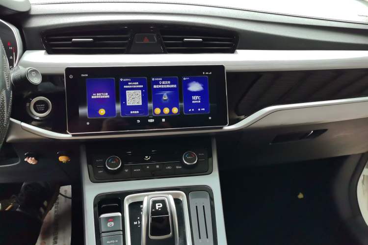 Used Geely Auto Emgrand X7 Sport 2021 Million Edition 1.8TD DCT Two-Wheel Drive Comfort Model Audio And AC Panel