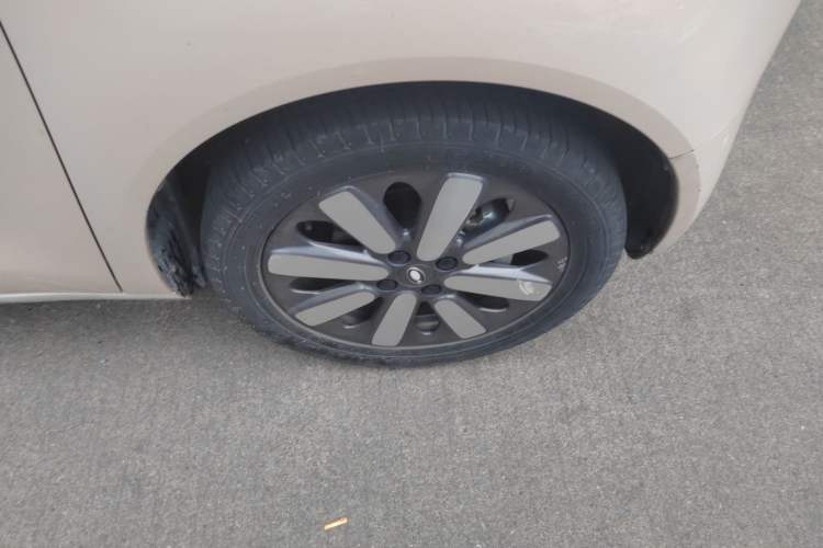 Used ORA Black Cat 2022 351 km Standard Version Ternary Lithium Right Front Wheel Hub