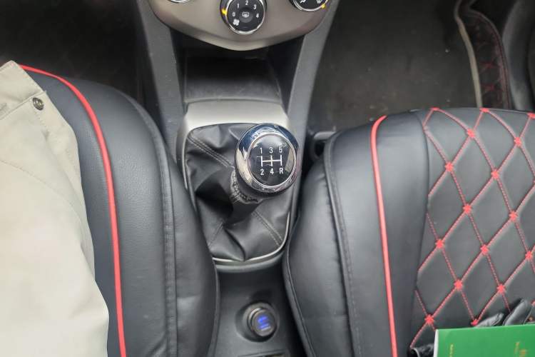 Used Chevrolet Aveo Sonic 2011 Sedan 1.4L Manual Transmission SE