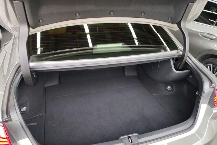 Used Lexus ES 2021 300h Deluxe Edition
