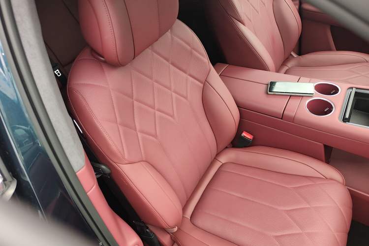 Used Hima AITO M8 2025 Extended-Range Ultra Version 53.4 kWh 5-Seater Edition Right Front Seat