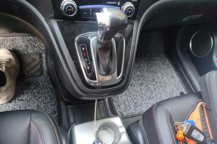 Used Haval H6 2016 Upgraded Model 1.5T Automatic Two-Wheel Drive Elite Version Gear Lever