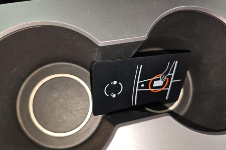 Used Tesla Model Y 2021 Long-Range All-Wheel-Drive Version Vehicle Key