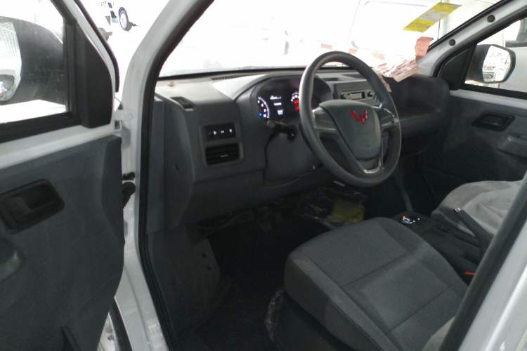Used Wuling Yangguang 2025 Model 310KM Bus Edition—Customized by CATL
