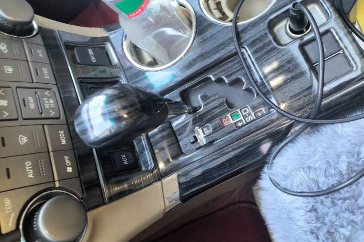 Used Toyota Highlander 2011 2.7L Two-Wheel Drive 7-Seater Luxury Edition Gear Lever