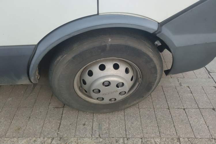 Used Iveco Power Daily 2017 2.5T Deluxe A37 Mid-Roof 6-7 Seater Bus 47Z5 Right Front Wheel Hub