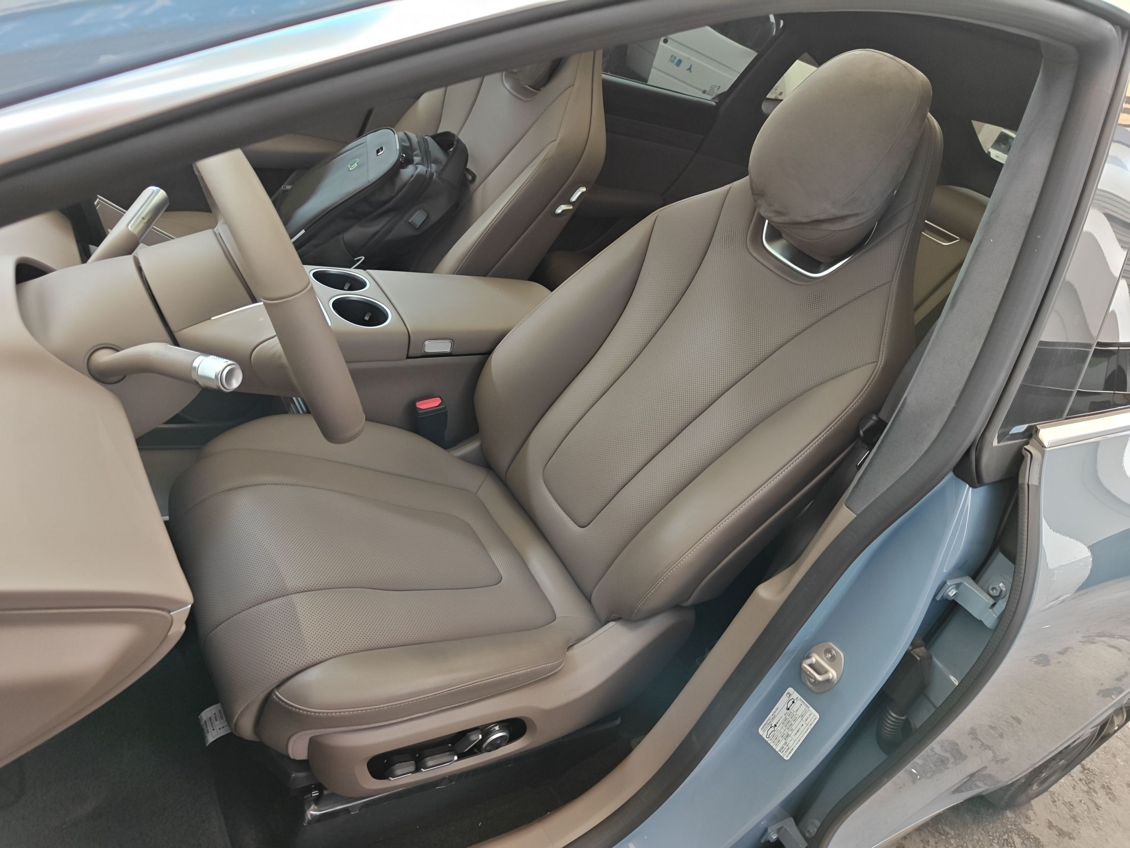 Переднее сиденье в автомобиле