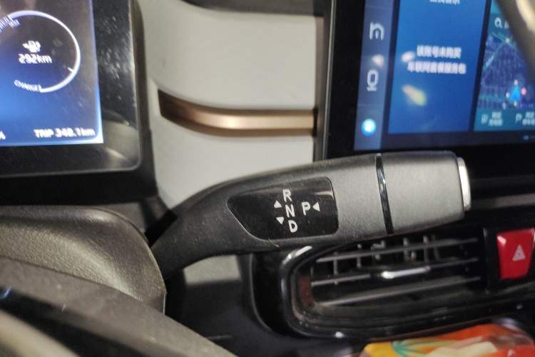 Used SOL E10X 2021 302 km Range Luxury Version 30.2 kWh Gear Lever