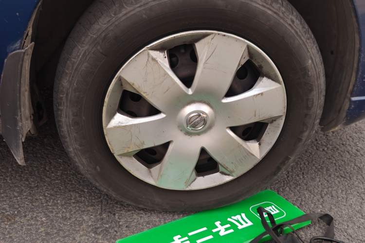 Used Nissan Livina 2010 Jingyue Edition 1.6L Manual All-Around Model Right Front Wheel Hub