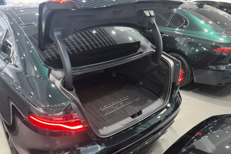 Used Jaguar XEL 2024 2.0T 250 PS R-DYNAMIC S Ebony Black Sport Edition Trunk