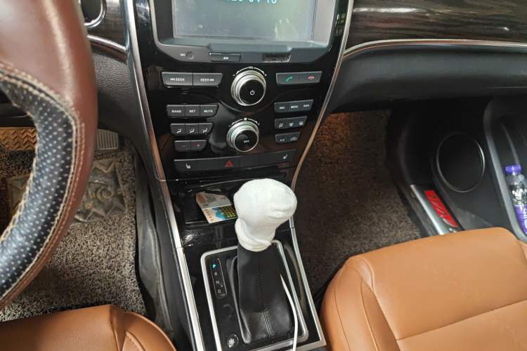 Used Haval H2 2015 1.5T Automatic Two-Wheel Drive Elite Edition Gear Lever