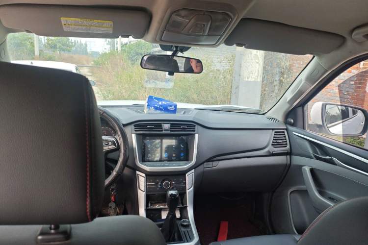 Used SAIC MAXUS T60 2017 2.4L Gasoline Manual Transmission 4x4 High Ground Clearance Comfortable Standard Cabin