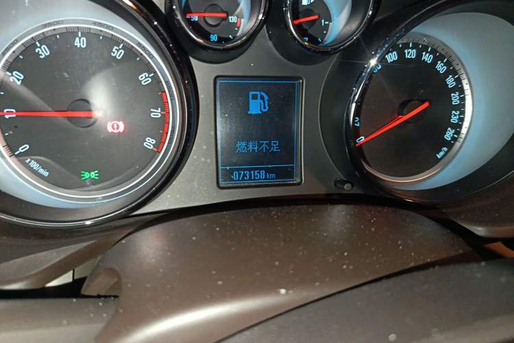 Used Buick Regal 2015 2.0L Leading Fashion Edition Odometer Close Up