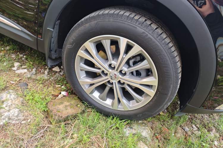 Used Buick Envision 2022 Encore Plus 652T Five-Seat Luxury Model Right Front Wheel Hub