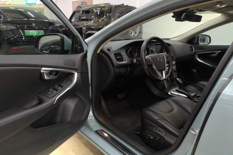 Used Volvo V40 2018 T3 Zhiya Edition
