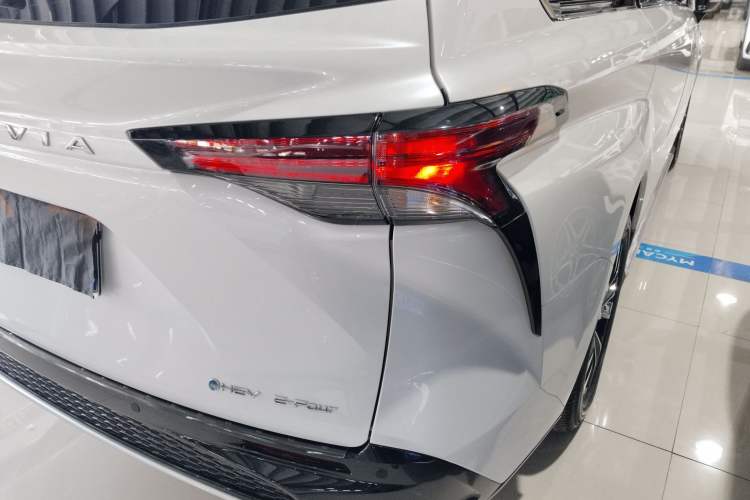 Used Toyota Granvia 2024 2.5L Hybrid Prestige PLUS Four-Wheel Drive Version Right Rear Taillight