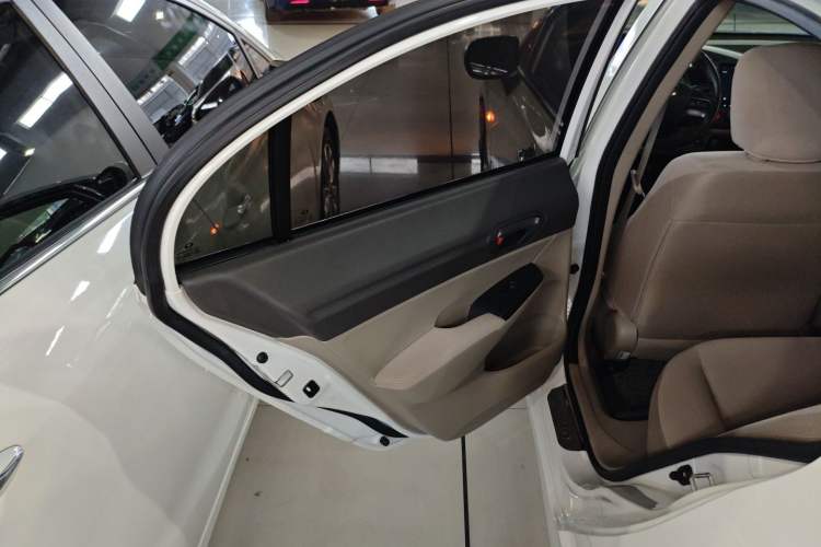 Used CIIMO CIIMO 2015 1.8L Automatic Comfort Edition
