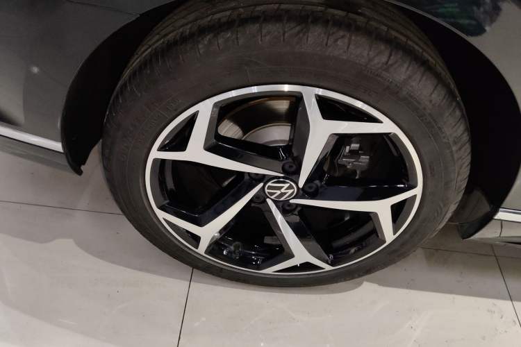 Used Volkswagen Magotan 2023 2 Million Units Limited Edition 330TSI DSG Leading Version Right Rear Wheel Hub
