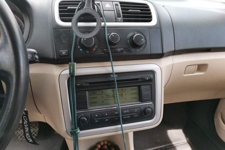Used Skoda Fabia 2011 1.6L Automatic Crystal Edition Audio And AC Panel
