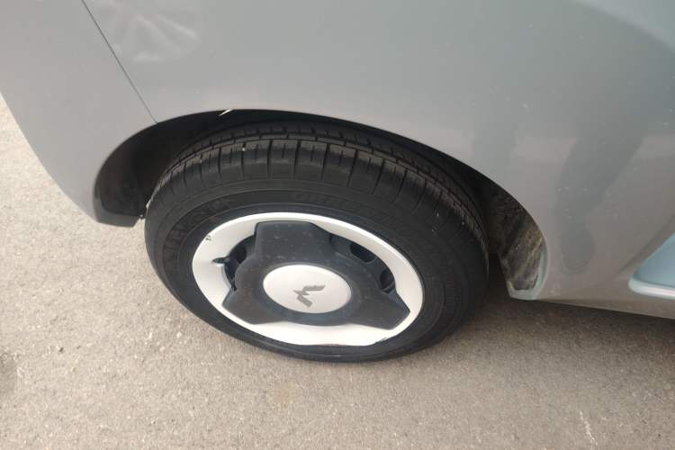 Used Wuling Hongguang MINIEV 2022 Macaron Fashion Model Lithium Iron Phosphate Right Rear Wheel Hub