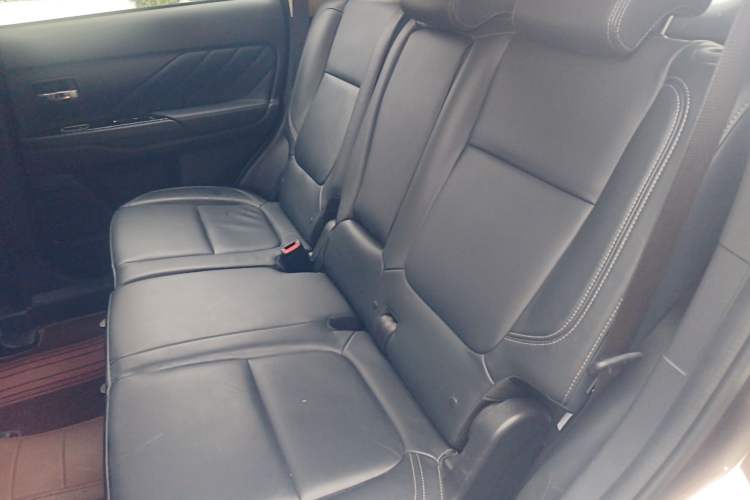 Used Mitsubishi Outlander 2019 2.4L 4x4 Zhi Xiang Edition 7 Seats China VI Standard